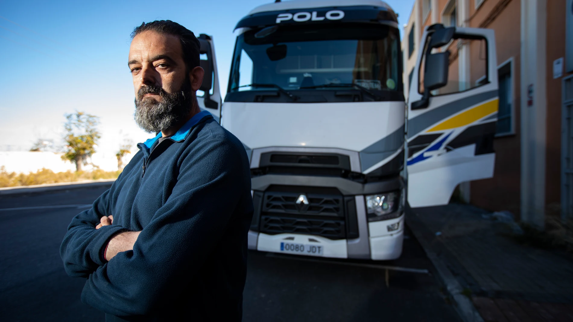 José Luis Gutiérrez, "Polo", junto a su camión