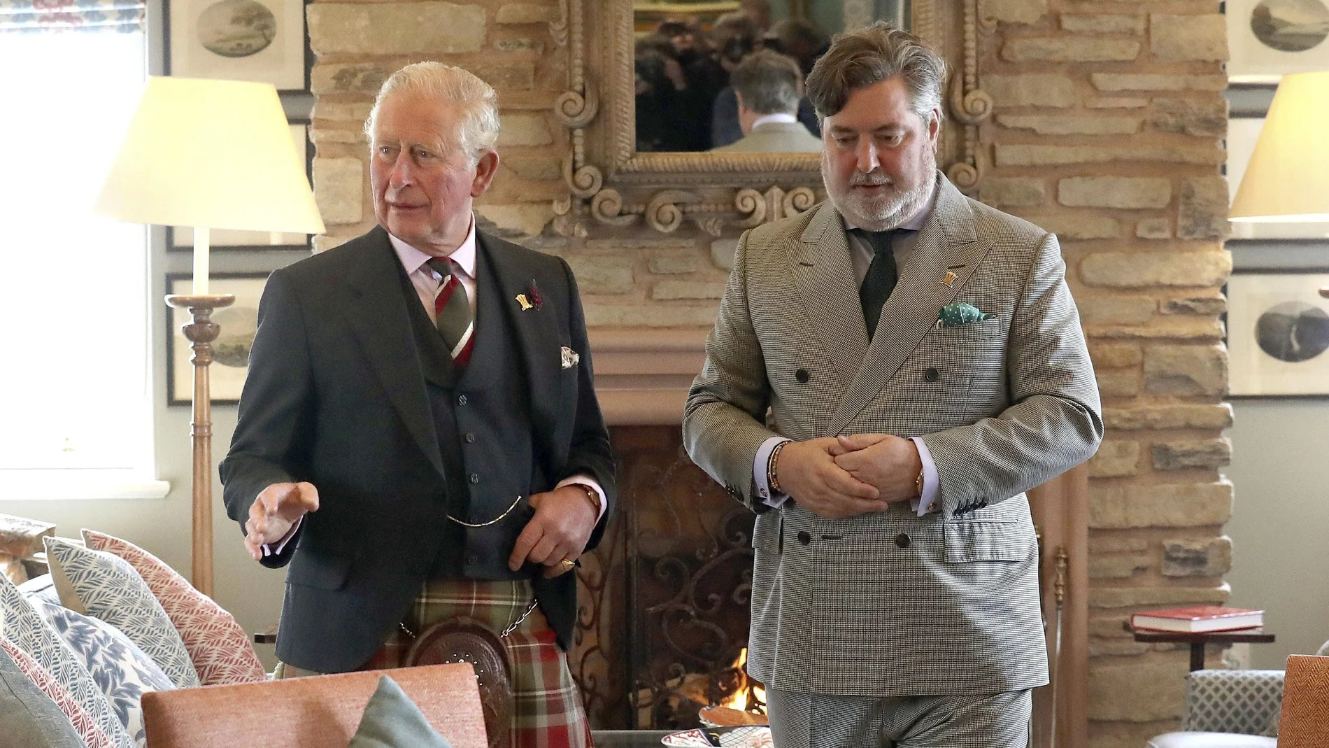 El príncipe Carlos y su mano derecha, Michael Fawcett. AP