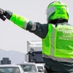 Un agente de la Guardia Civil regulando el tráfico. Fotografía de ARCHIVO02/06/2021