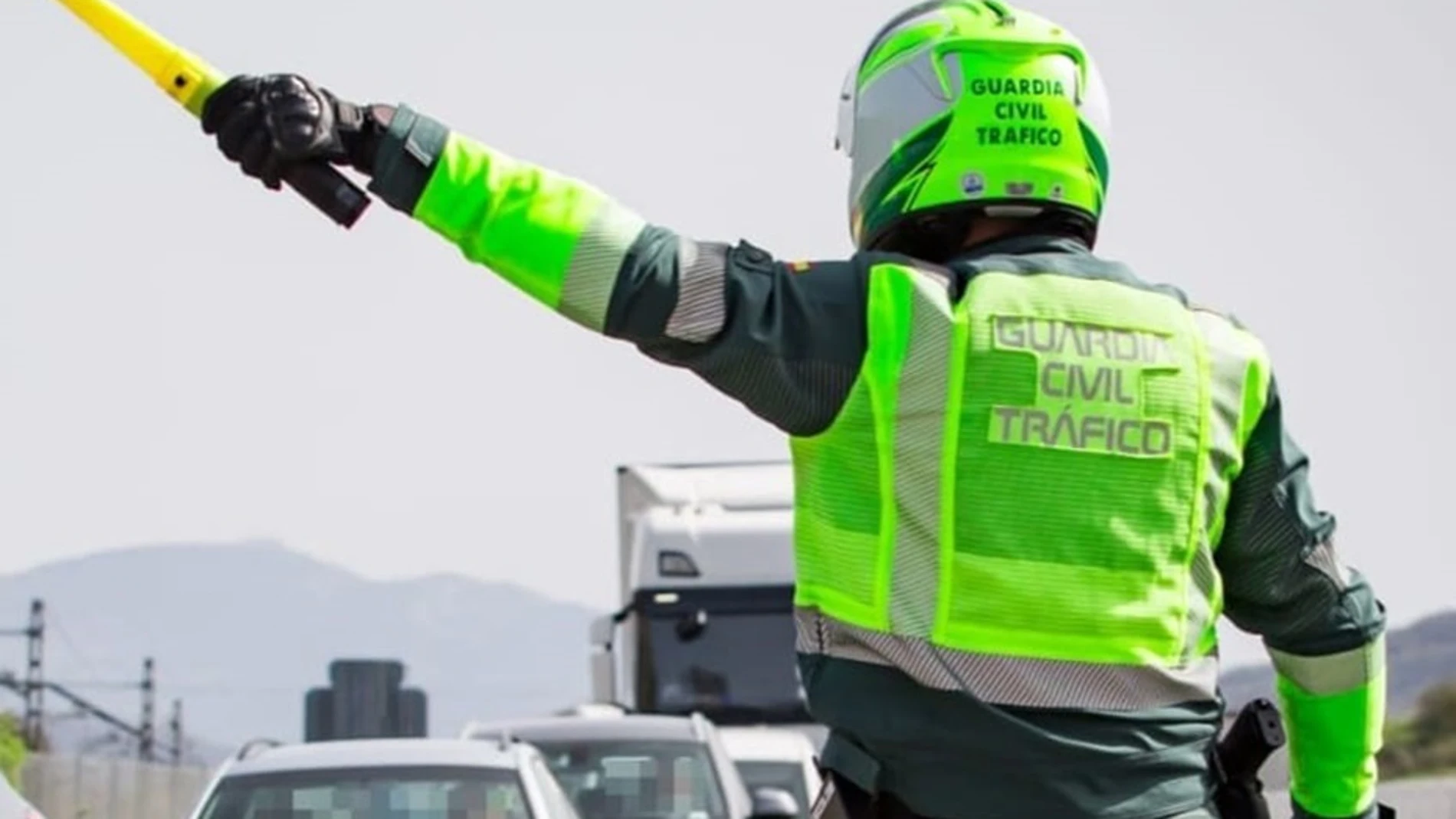 Un agente de la Guardia Civil regulando el tráfico. Fotografía de ARCHIVO02/06/2021