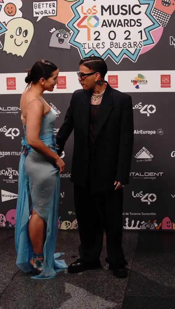 Rosalía y Rauw Alejandro, muy cómplices en Los 40 Music Awards
