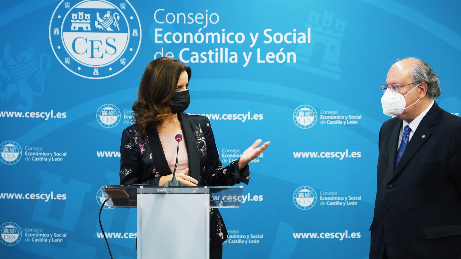 La consejera de Empleo e Industria de la Junta, Ana Carlota Amigo junto a Enrique Cabero, presenta "Digitalización y nuevos perfiles profesionales: el gran reto de Castilla y León'' en el programa de Audiencias activas del CES (Audaces)