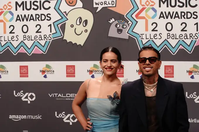 Rosalía y Rauw Alejandro, primer posado de pareja en la gala de Los 40 Music Awards