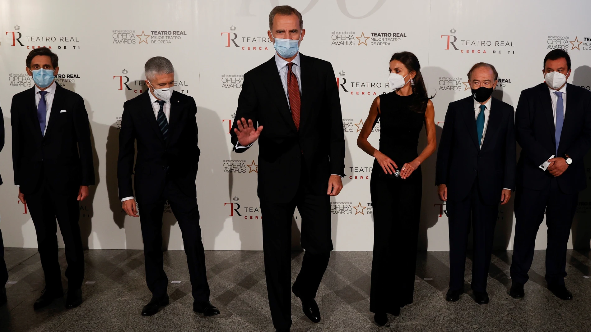 Los Reyes junto al ministro del Interior, Fernando Grande Marlaska (2i), y el presidente del Patronato del Teatro Real, Gregorio Marañón (2d), entre otros, ayer en el Teatro Real de Madrid