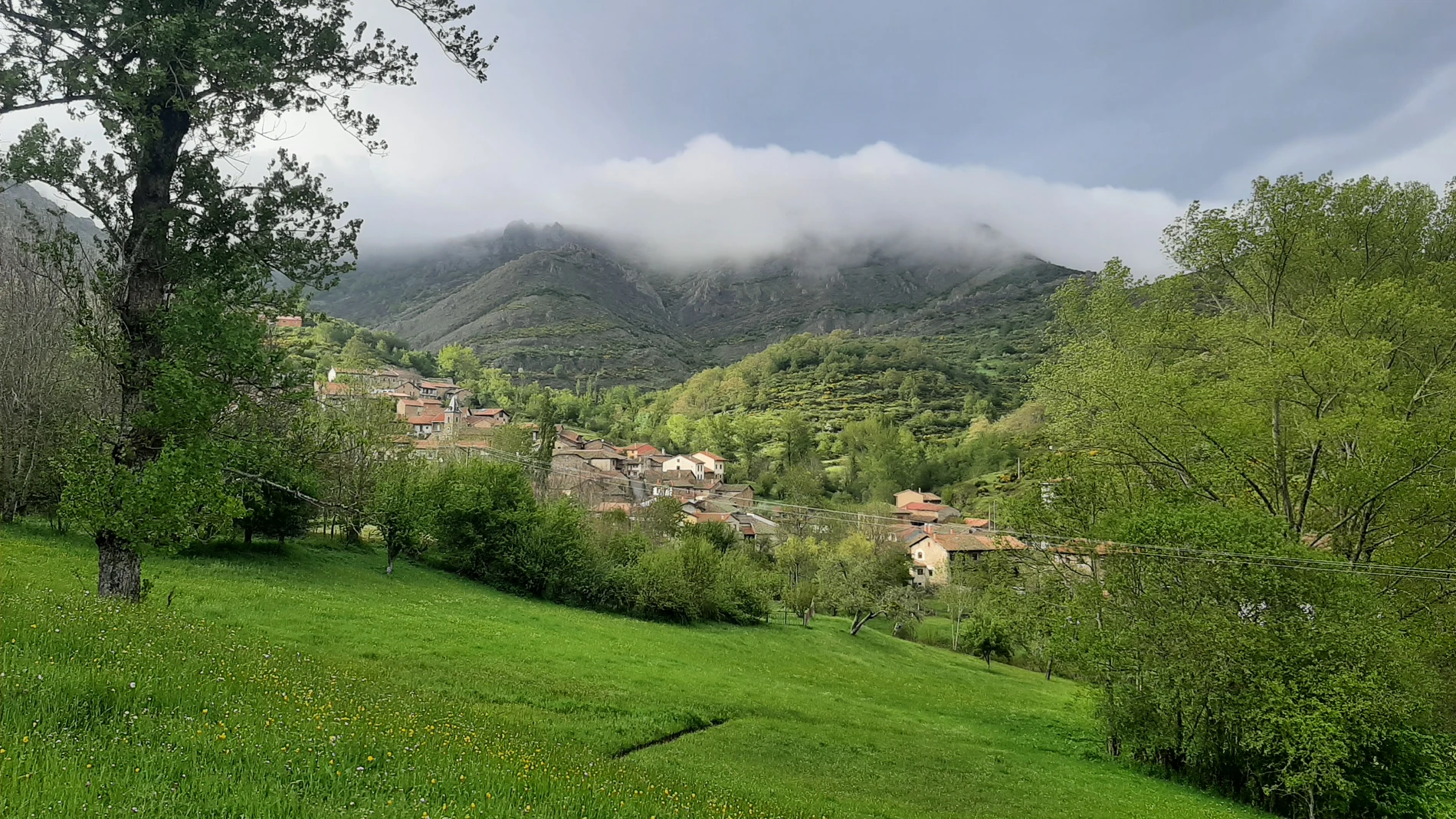El pueblo de Tejerina en la montaña de León