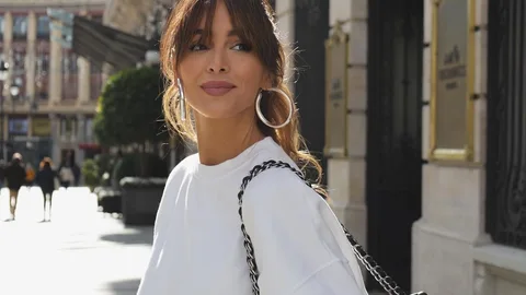 La influencer luce ya dos prendas que tienen todo para convertirse en virales