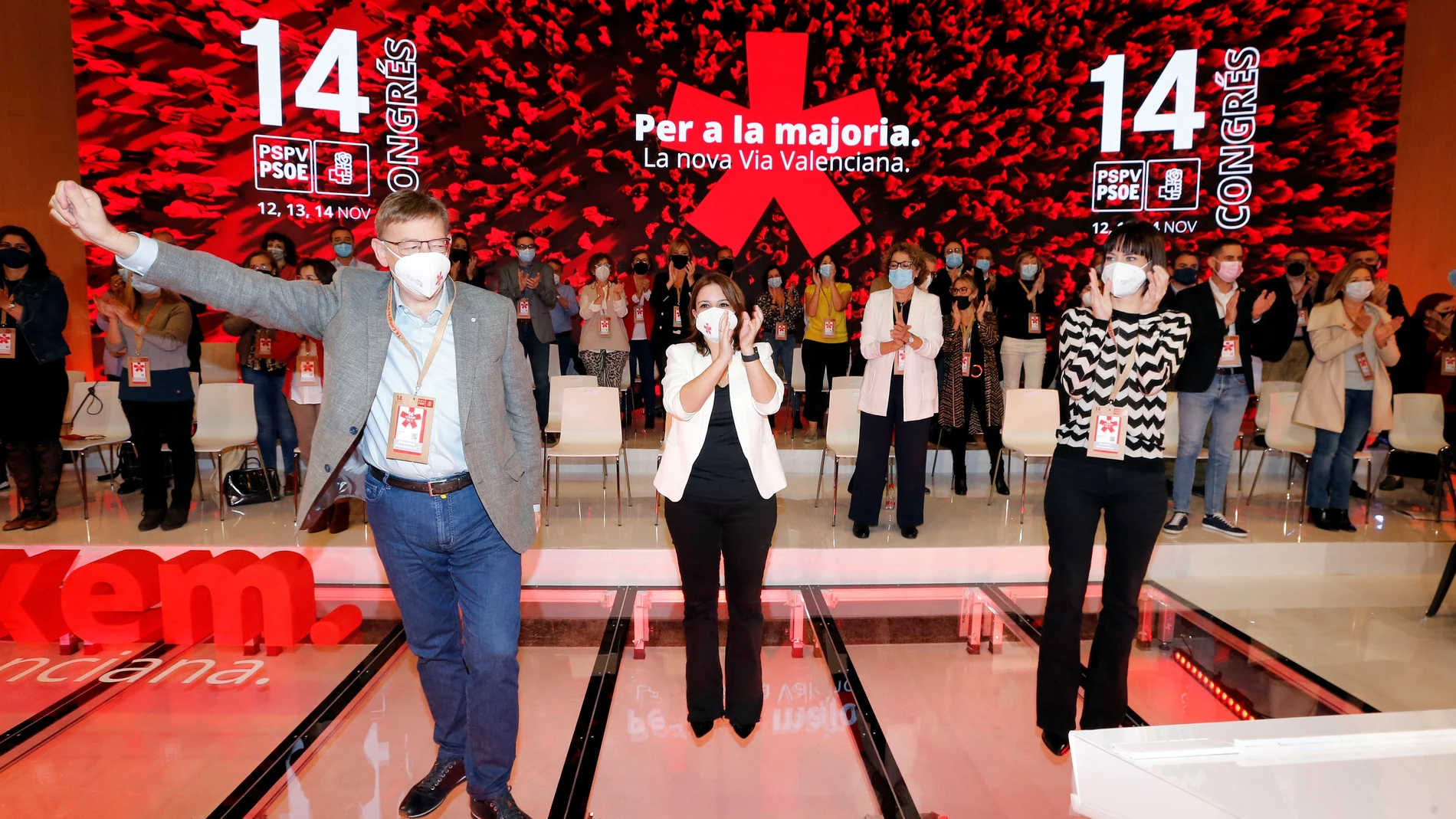 La número dos federal del PSOE, Adriana Lastra (c), y la ministra de Ciencia e Innovación, Diana Morant (d), aplauden al líder de los socialistas valencianos, Ximo Puig (i),durante el 14 Congreso del PSOE de la Comunidad Valenciana celebrado en el hotel Bali de Benidorm, este sábado.