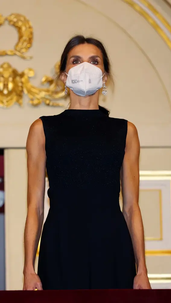 MADRID, 13/11/2021.- La reina Letizia a su llegada al estreno de la ópera &quot;Parténope&quot;, de Georg Friedrich Händel, este sábado en el Teatro Real de Madrid. EFE/ Juan Carlos Hidalgo/POOL