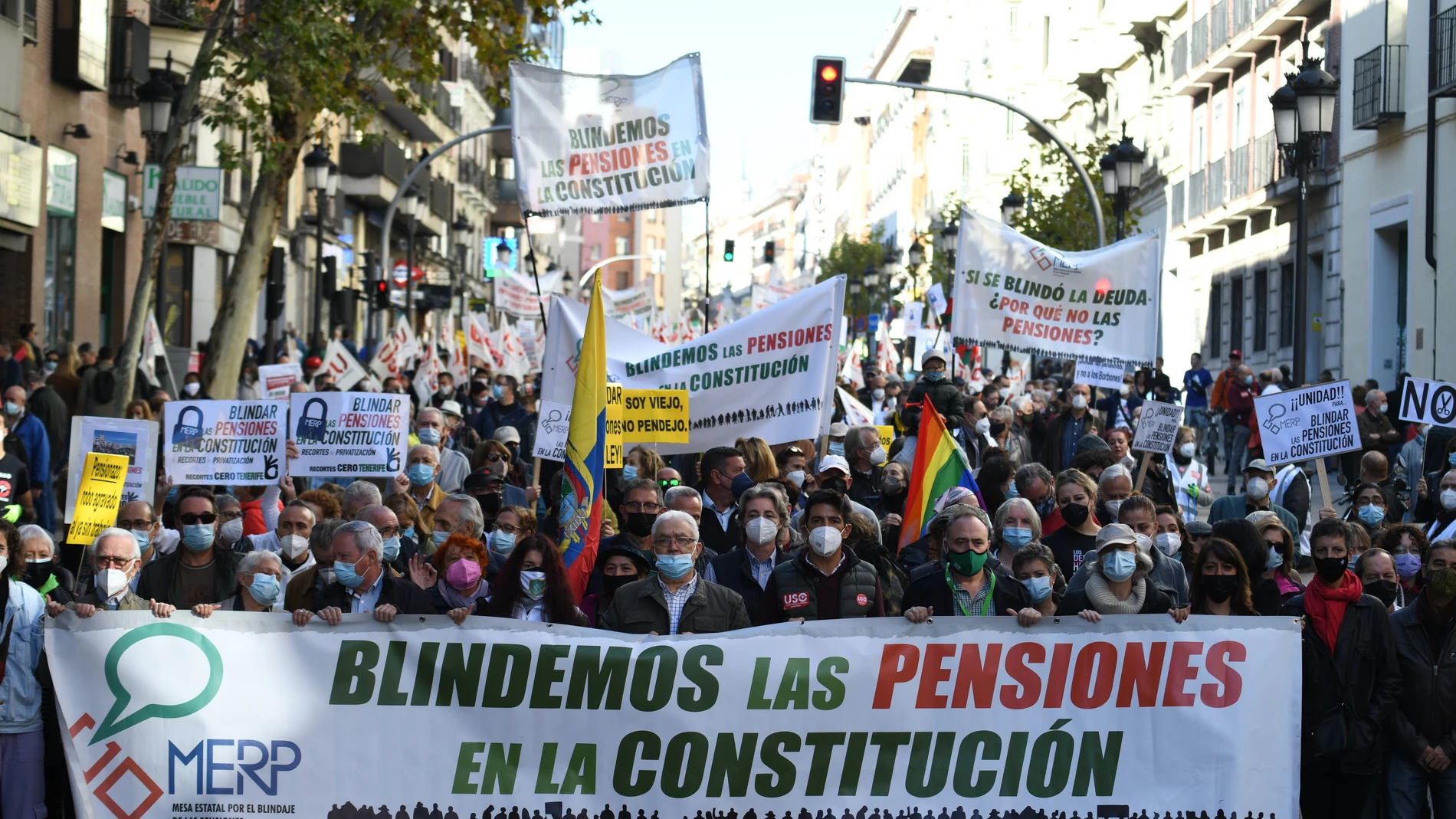 Imagen de la cabecera de la manifestación celebrada hoy en Madrid para reclamar el blindaje de las pensiones en la Constitución
