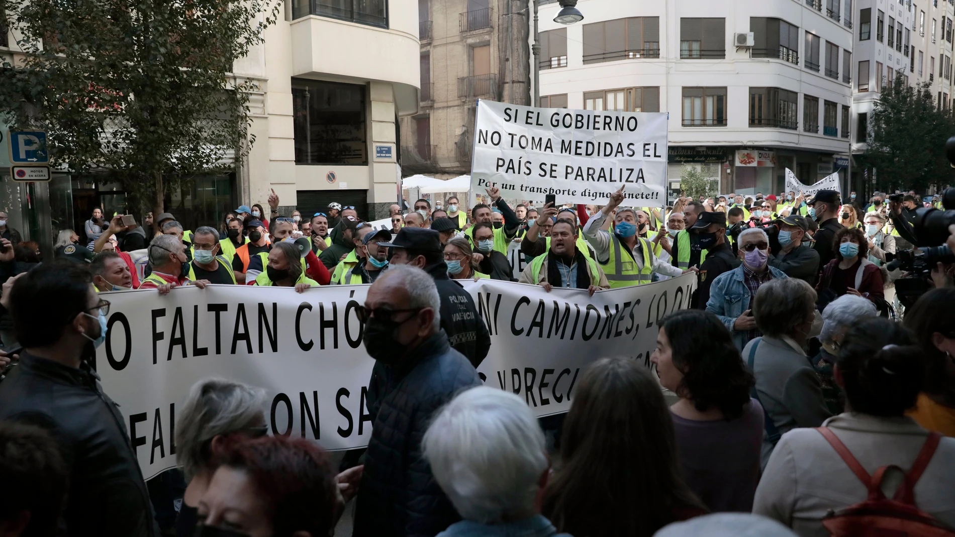Protesta de los transportistas a la puertas del Teatro Olympia de Valencia donde se celebra el acto liderado por la ministra de Trabajo, Yolanda Díaz
