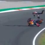 Espeluznante caída de Pol Espargaró en el GP de Valencia