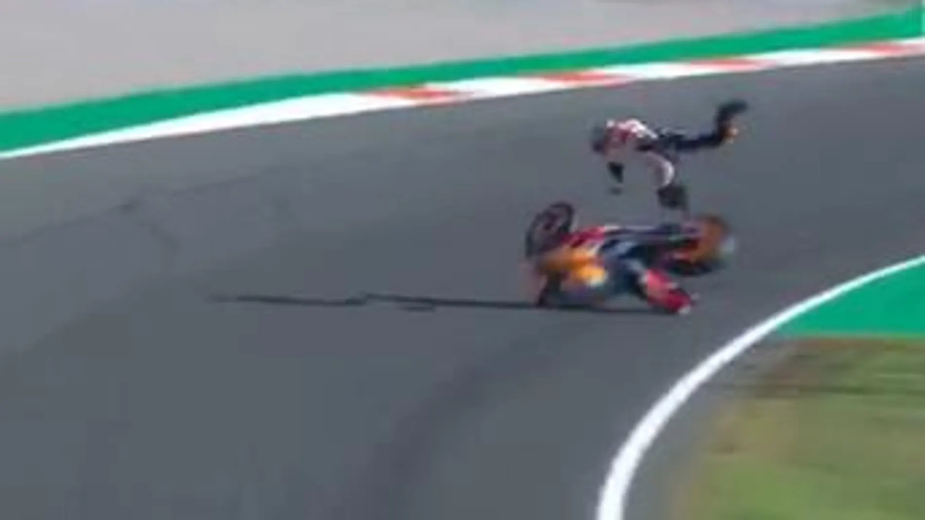 Espeluznante caída de Pol Espargaró en el GP de Valencia