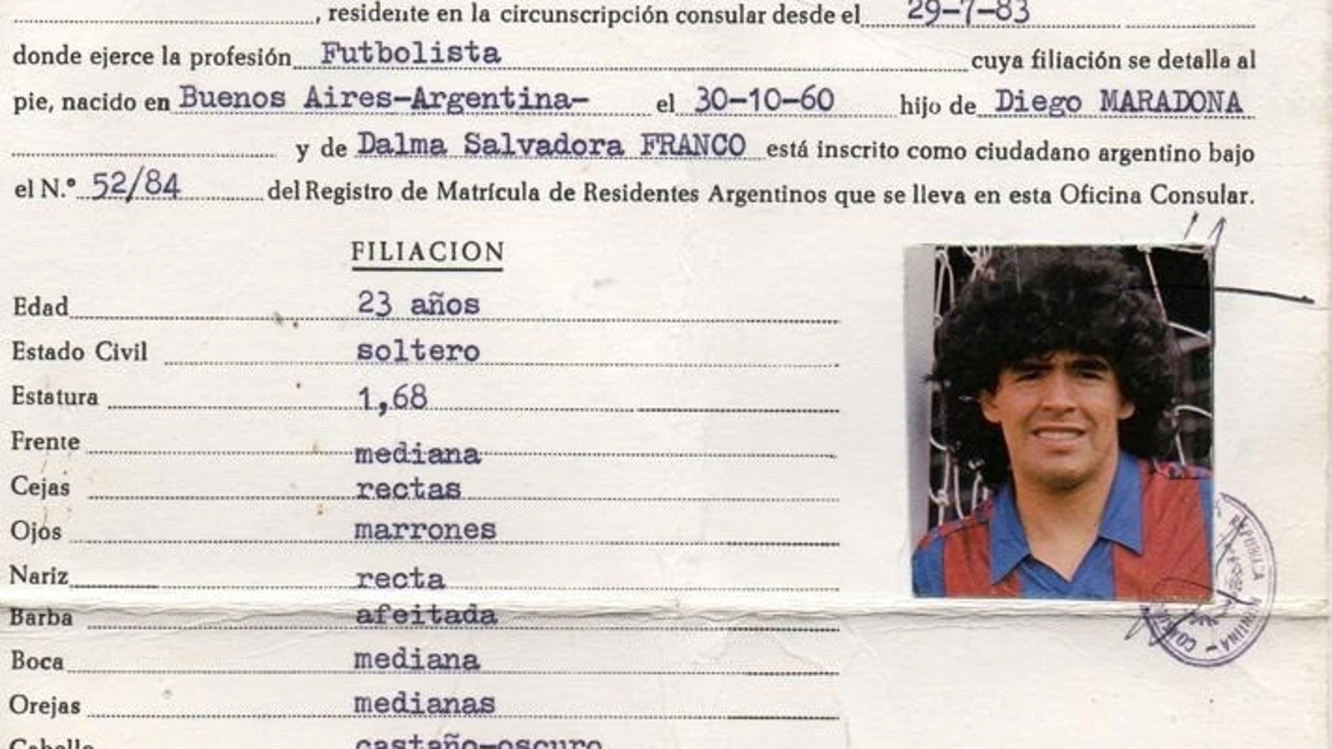 Certificado de residencia de Maradona en Barcelona, en 1984, a la venta en todocoleccion.net