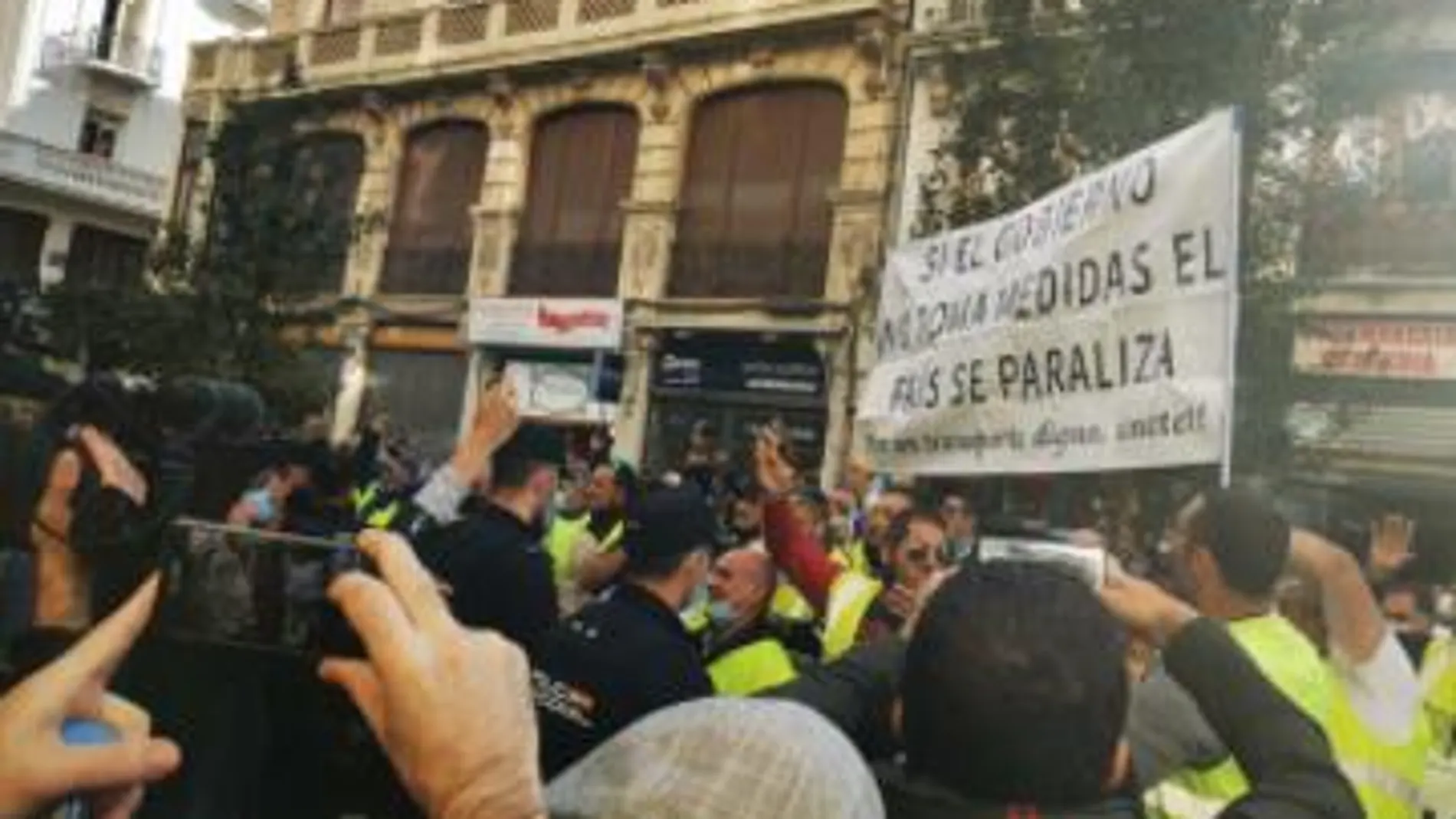 Protesta y abucheos a la llegada de Yolanda Díaz al acto de Valencia