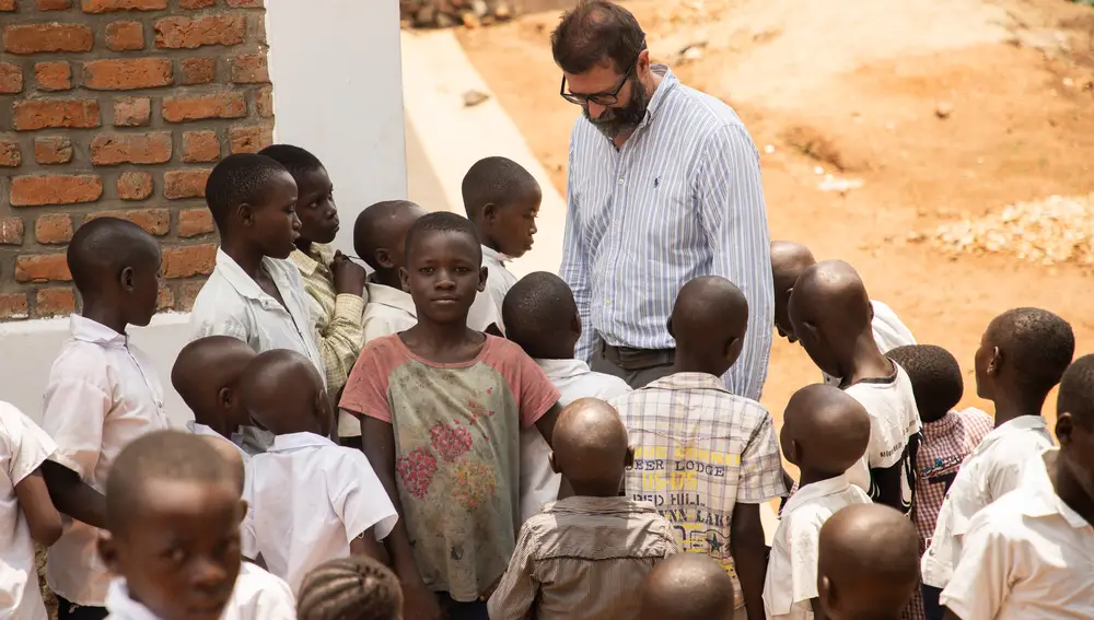 El responsable de Kivu Jambo, Francisco Martínez, con alumnos de la escuela Esther Fonseca en Idjwi (Congo)