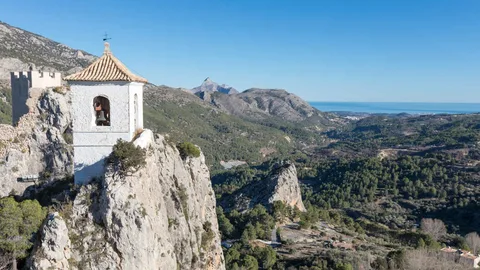 El nuevo reglamento prohíbe escarlar en 300 puntos de la provincia de Alicante