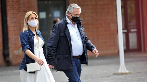 El presidente de Argentina, Alberto Fernández, camina hoy con su la primera dama Fabiola Yañez tras votar en la Universidad Católica Argentina, en Buenos Aires (Argentina)