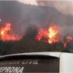 Un vehículo del SEPRONA de la Guardia Civil, durante la extinción de un incendio
