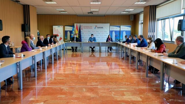 El presidente del Gobierno. Pedro Sánchez y el presidente de la Genertalitat Valenciana, Ximo Puig, junto a la ministra de Industria, Comercio y Turismo, Reyes Maroto (fondo) se han reunido con representantes del sector turístico de la Comunitat Valenciana en en Benidorm