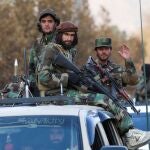 Miembros talibanes se sientan en un vehículo durante un desfile militar en Kabul, Afganistán