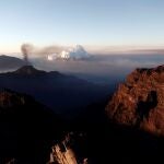 Vista desde el Roque de los Muchachos (2.400m) en la isla de La palma del volcán Cumbre Vieja en erupción al amanecer de este domingo