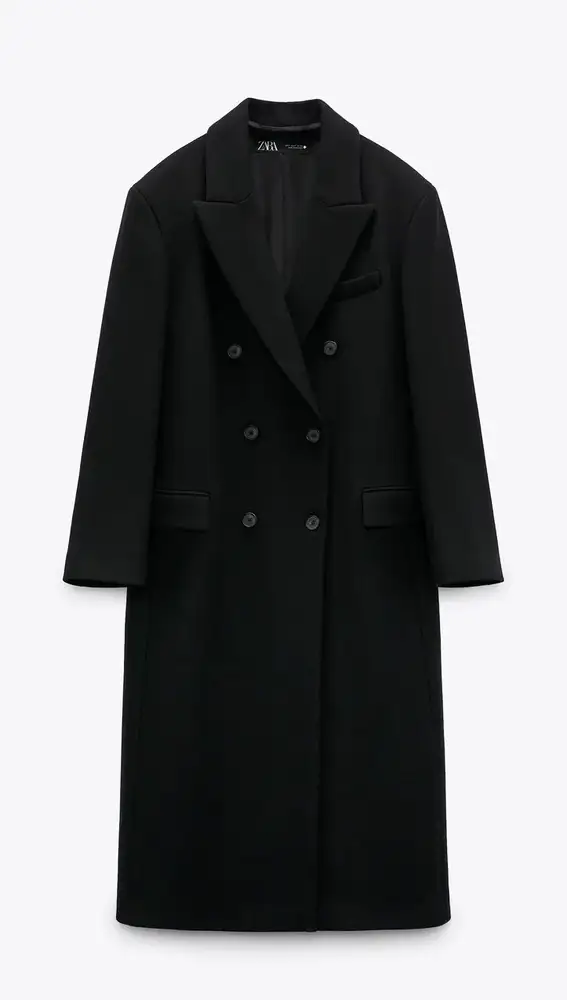 Abrigo negro largo con mezcla de tejidos.