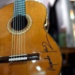 Detalle de un autógrafo en una guitarra