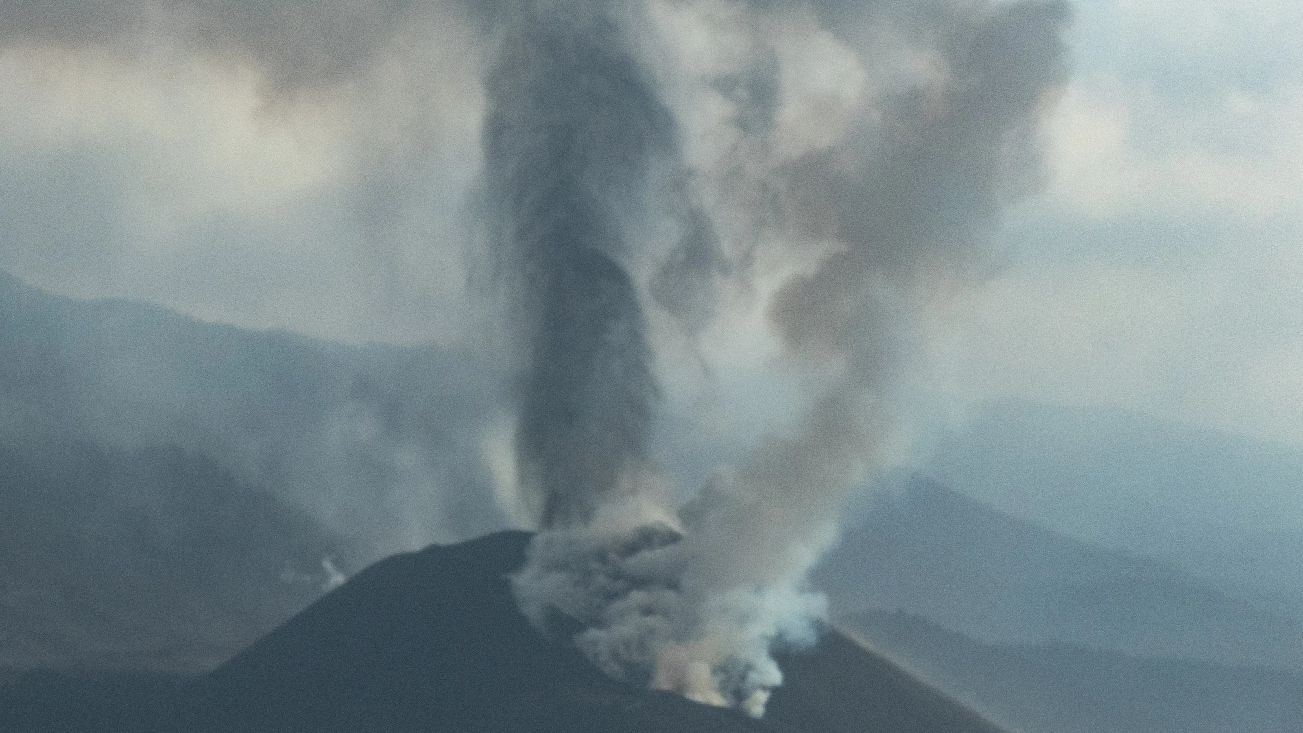 La intensa ceniza emitida por el volcán de Cumbre Vieja ha obligado a extremar las precauciones por la mala calidad del aire en toda la zona oeste de la isla de La Palma