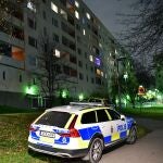 Un coche de policía junto al edificio en Hasselby, al oeste de Estocolmo, donde fueron hallados gravemente heridos dos niños lanzados desde una ventana
