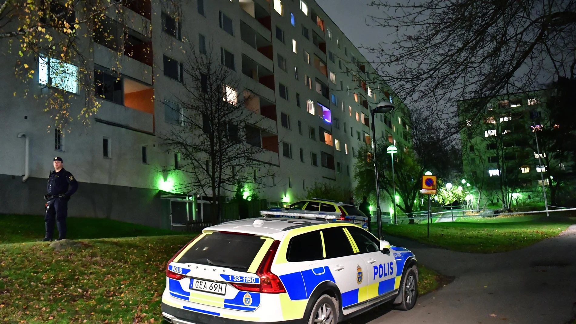 Un coche de policía junto al edificio en Hasselby, al oeste de Estocolmo, donde fueron hallados gravemente heridos dos niños lanzados desde una ventana