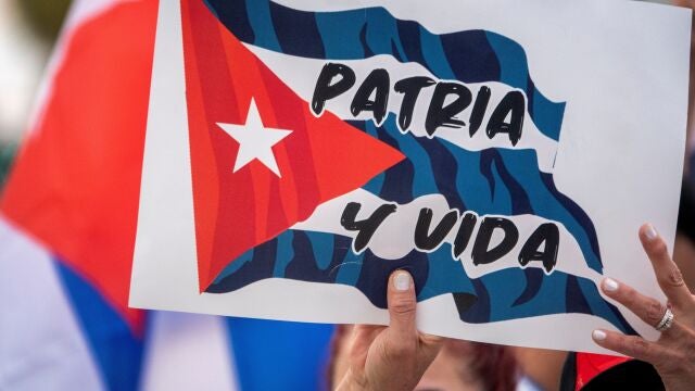 Miembros de la disidencia cubana en el exilio durante una manifestación en Miami frente al Café Versailles