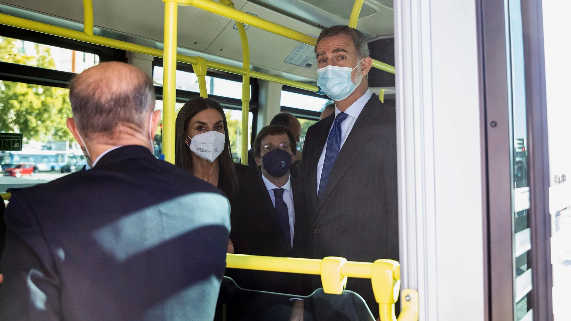 Los Reyes Felipe y Letizia junto a José Luis Martínez Almeida, alcalde de Madrid, en un autobús de la EMT