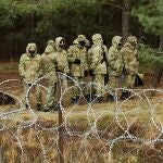 Soldados de Bielorrusia patrullan la frontera con Polonia
