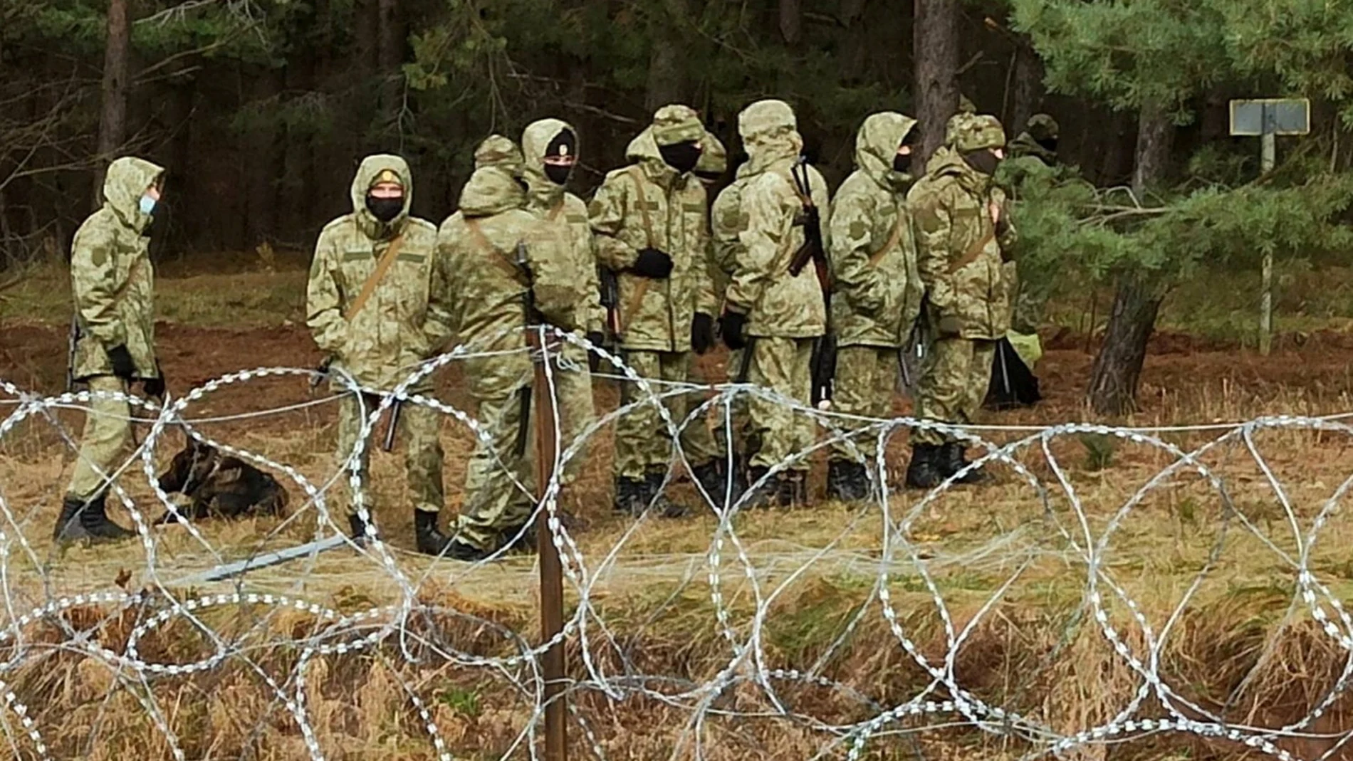 Soldados de Bielorrusia patrullan la frontera con Polonia