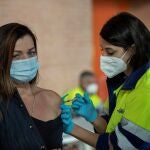 Una enfermera del servicio murciano de salud administra la tercera dosis de la vacuna covid a una mujer