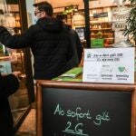 Un cartel con la regla de las 2G- solo acceso a vacunados e inmunizados- en la entrada de un restaurante en Berlin (Alemania)