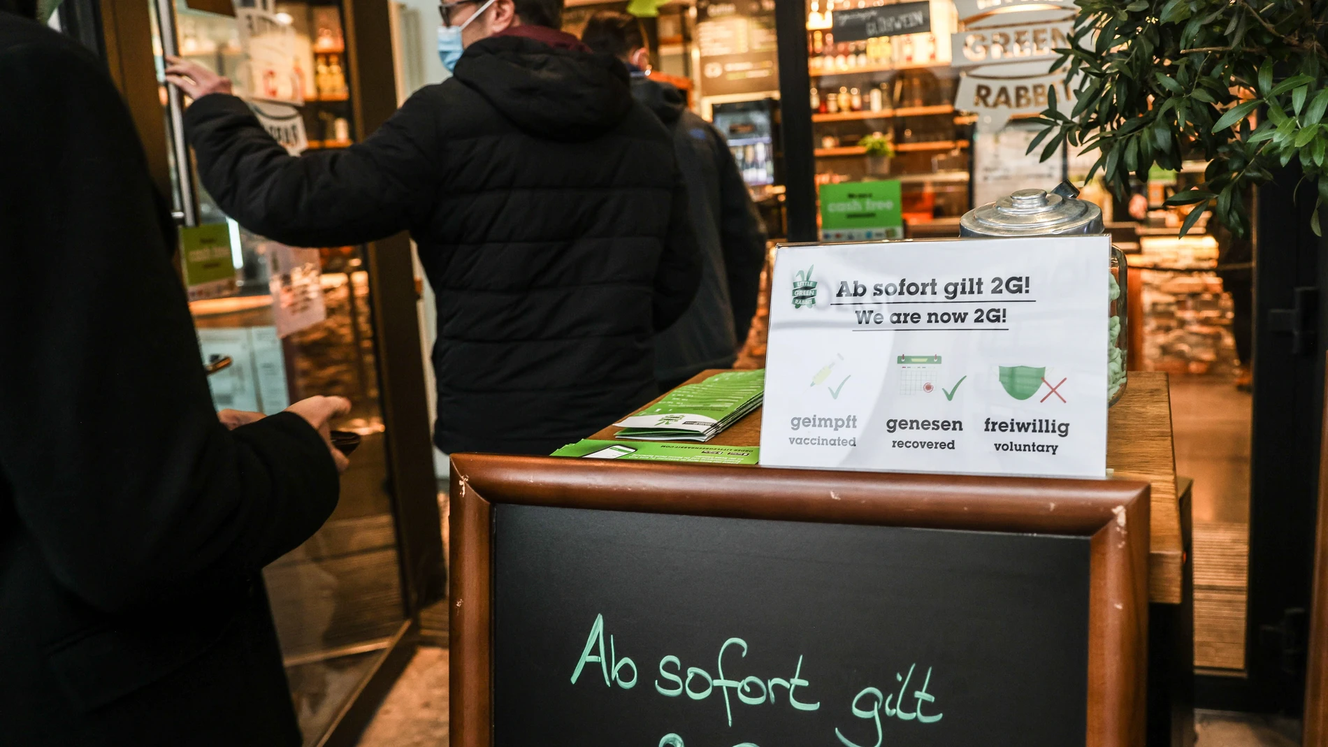 Un cartel con la regla de las 2G- solo acceso a vacunados e inmunizados- en la entrada de un restaurante en Berlin (Alemania)