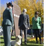 Marlaska y la directora general de la Guardia Civil con uno de los perros condecorados junto a su guía