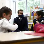 El Gobierno de Macron había autorizado en octubre que los estudiantes de primaria se quitaran la mascarilla en los departamentos con menor riesgo