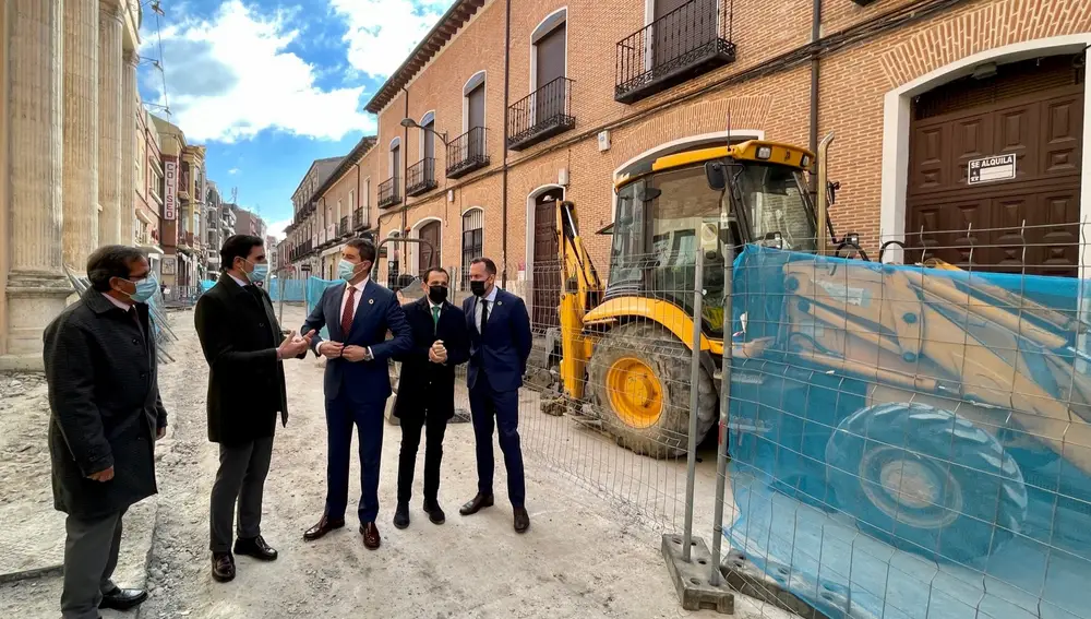 Ángel Ibáñez en Medina del Campoi, acompañado por el presidente de la Diputación de Valladolid, Conrado Íscar, entre otros