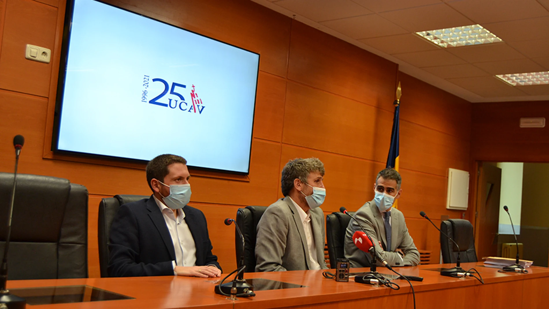 Ricardo Reier, director Ávila Business School; Sergio Náñez, coordinador Ávila Business School;y Josué Barrera, CEO Camarasa Inmobiliaria. Fundador Iniciativa Levanta Ávila, presentan el webinar