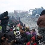 La crisis fronteriza se intensifica y cientos de migrantes colapsan el paso de Kuznika que une a Polonia y Bielorrusia