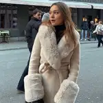 Laura Faujanet con el abrigo más elegante de todo París.