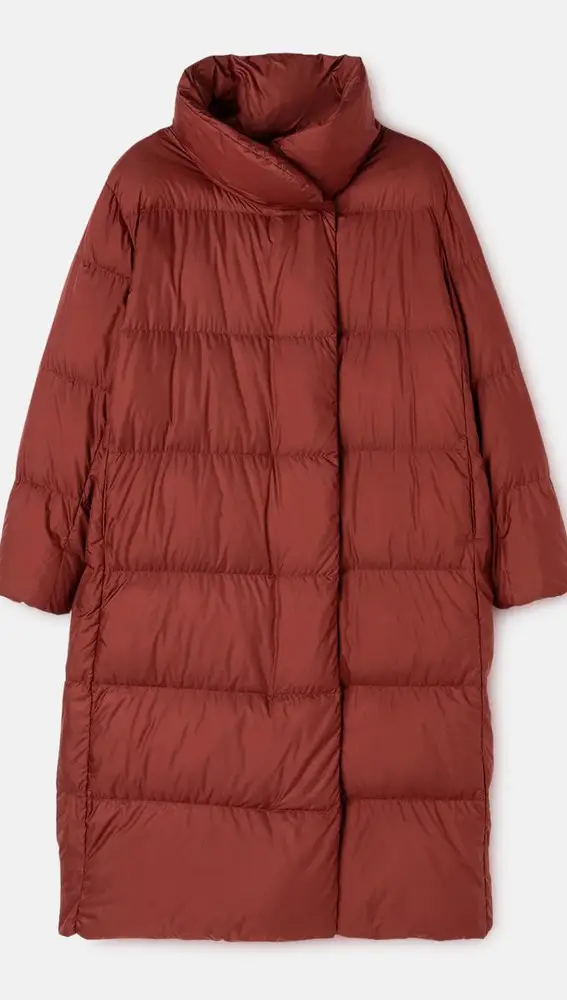 Abrigo largo en tono rojo teja.