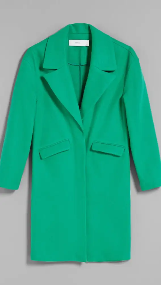 Abrigo en tono verde menta.