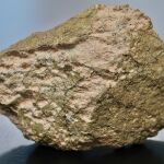 El meteorito NWA 6950, un fragmento de la Luna que llegó a la Tierra tras ser eyectado de la superficie de nuestro satélite por un impacto.