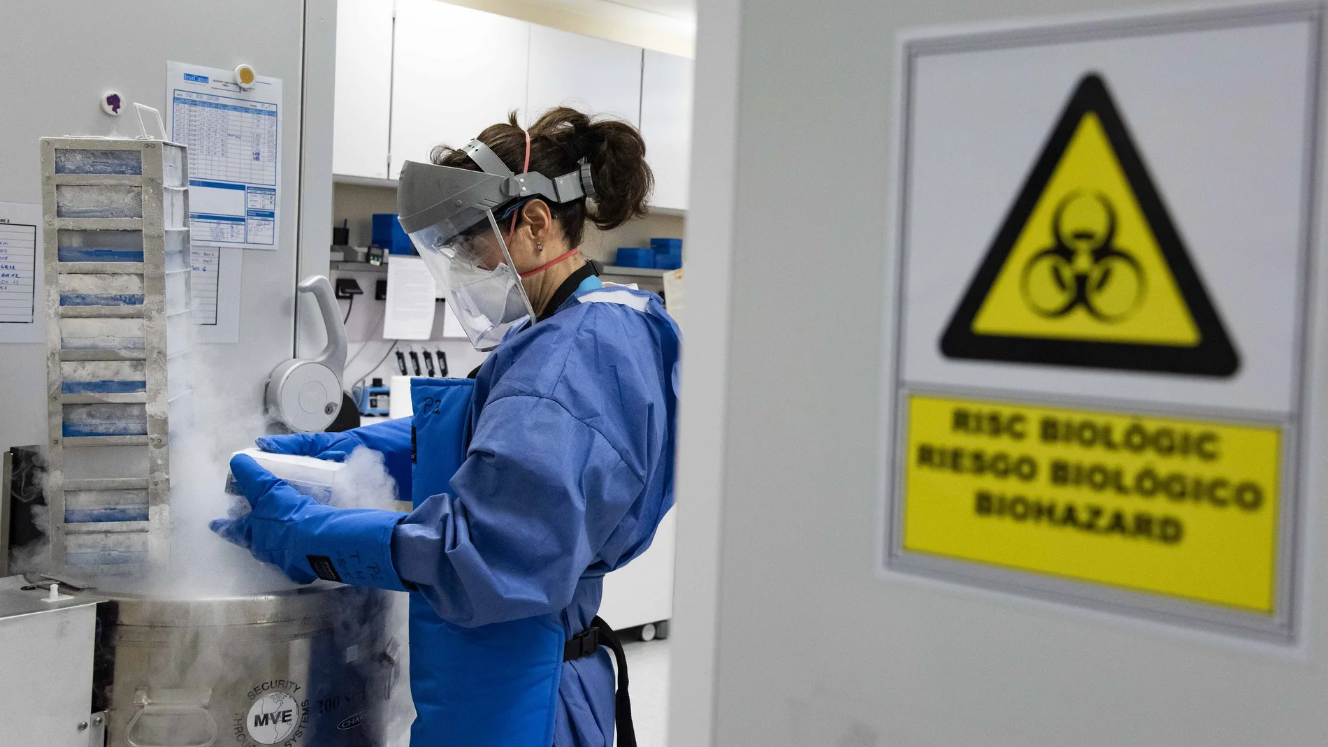 Una técnica de laboratorio trabaja durante la pandemia de Covid-19
