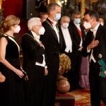 El presidente del Gobierno, Pedro Sánchez (d), saluda al presidente de la República italiana, Sergio Mattarella (3i), en presencia del rey Felipe VI, la reina Letizia (i)