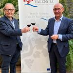 El hasta ahora presidente de D. O. Valencia, Cosme Gutiérrez (izda), junto al nuevo presidente, Salvador Manjón (dcha)