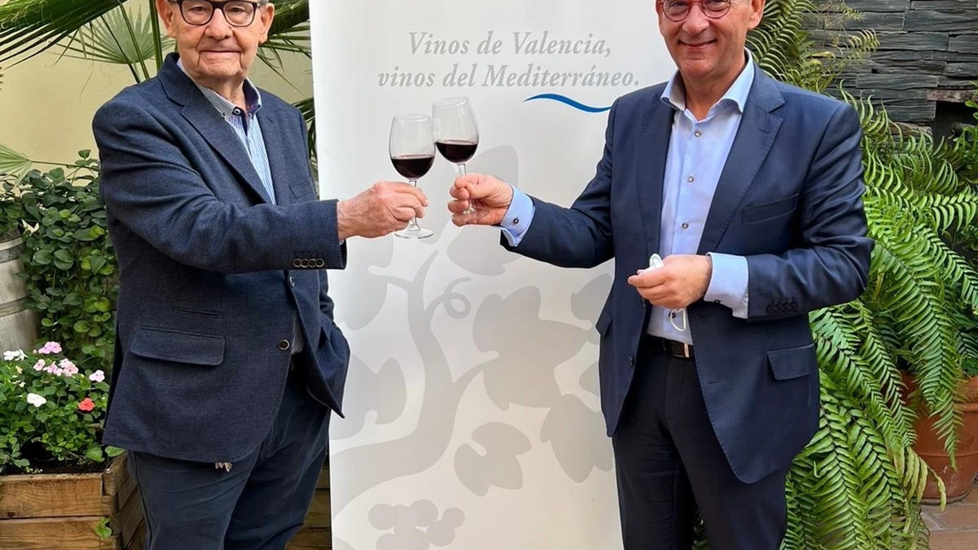 El hasta ahora presidente de D. O. Valencia, Cosme Gutiérrez (izda), junto al nuevo presidente, Salvador Manjón (dcha)